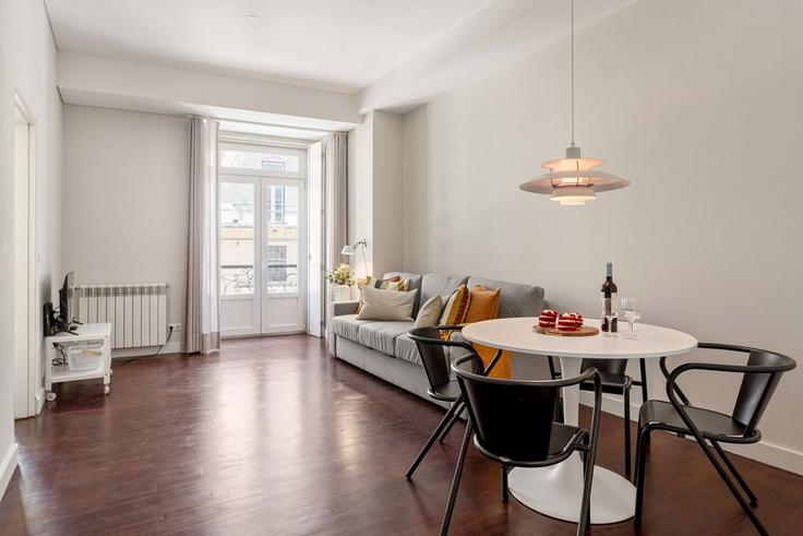 Sala de estar elegantemente projetada com móveis modernos em um apartamento no Building Travessa da Espera 3 - homesbnbird - 1422261 em Misericórdia, Lisbon