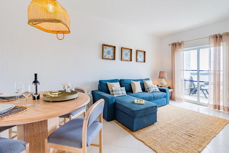 Elegante sala de estar con mobiliario moderno en un apartamento en Building Estrada de Ferreiras - homesbnbird - 1422034 en Albufeira e Olhos de Água, Albufeira