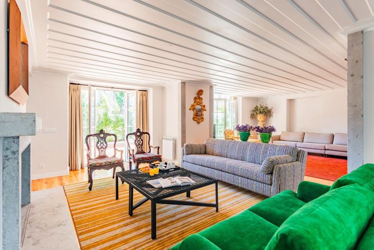 Sala de estar elegantemente projetada com móveis modernos em um apartamento no Building Rua Conde Ferreira 117 - homesbnbird - 1422327 em Cascais e Estoril, Cascais