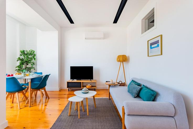 Sala de estar elegantemente projetada com móveis modernos em um apartamento no Building Rua Morais Soares 9 - homesbnbird - 1421935 em Penha de França, Lisbon Sala de estar elegantemente projetada com móveis modernos em um apartamento no Building Rua Morais Soares 9 - homesbnbird - 1421935 em Penha de França, Lisbon