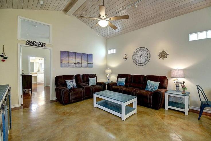 Building Texas 361 - hometeam - 1023176 adresindeki bir dairede modern mobilyalarla zarif bir şekilde tasarlanmış oturma odası Port Aransas, Port Aransas Building Texas 361 - hometeam - 1023176 adresindeki bir dairede modern mobilyalarla zarif bir şekilde tasarlanmış oturma odası Port Aransas, Port Aransas