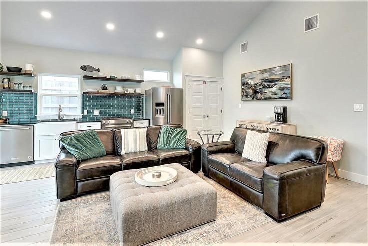 Building East Oaks Avenue - hometeam - 1023164 adresindeki bir dairede modern mobilyalarla zarif bir şekilde tasarlanmış oturma odası Port Aransas, Port Aransas Building East Oaks Avenue - hometeam - 1023164 adresindeki bir dairede modern mobilyalarla zarif bir şekilde tasarlanmış oturma odası Port Aransas, Port Aransas