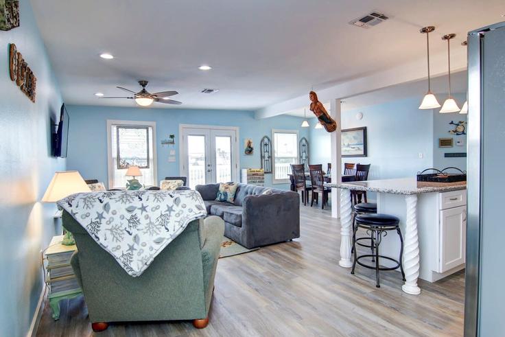 Building Eleventh Street - hometeam - 1023200 adresindeki bir dairede modern mobilyalarla zarif bir şekilde tasarlanmış oturma odası Port Aransas, Port Aransas Building Eleventh Street - hometeam - 1023200 adresindeki bir dairede modern mobilyalarla zarif bir şekilde tasarlanmış oturma odası Port Aransas, Port Aransas