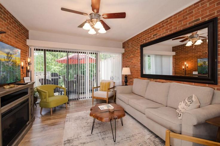 Salle de séjour élégante avec mobilier moderne dans un appartement à Building Suncrest Road - hometeam - 1023106 à Pigeon Forge, Pigeon Forge