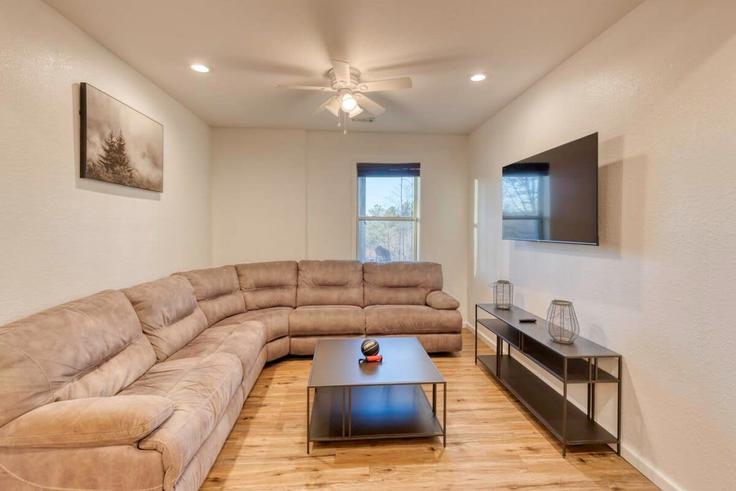 Building East 2nd Street - hometeam - 1023097 adresindeki bir dairede modern mobilyalarla zarif bir şekilde tasarlanmış oturma odası Blue Ridge, Blue Ridge