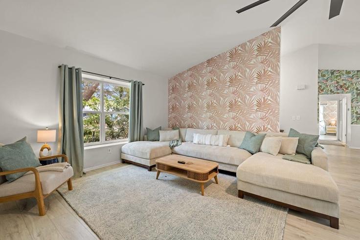 Palm Harbor, Palm Harbor에 위치한 Building Wexford Drive North - hometeam - 1023273 유닛의 세련된 인테리어가 돋보이는 거실