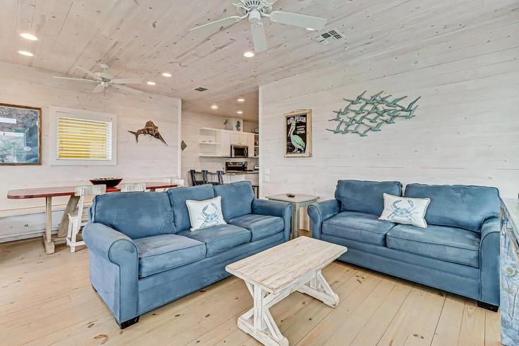 Building Eleventh Street - hometeam - 1023271 adresindeki bir dairede modern mobilyalarla zarif bir şekilde tasarlanmış oturma odası Port Aransas, Port Aransas Building Eleventh Street - hometeam - 1023271 adresindeki bir dairede modern mobilyalarla zarif bir şekilde tasarlanmış oturma odası Port Aransas, Port Aransas