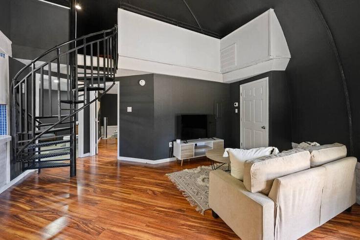 Gatlinburg GatlinburgのBuilding Mountain Drive - hometeam - 1023058のアパートメントにある、モダンな家具を備えたエレガントなデザインのリビングルーム