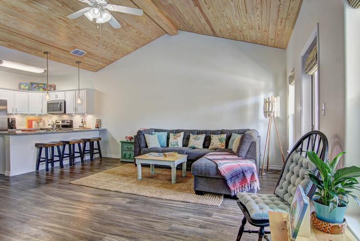 Building Eleventh Street - hometeam - 1023289 adresindeki bir dairede modern mobilyalarla zarif bir şekilde tasarlanmış oturma odası Port Aransas, Port Aransas Building Eleventh Street - hometeam - 1023289 adresindeki bir dairede modern mobilyalarla zarif bir şekilde tasarlanmış oturma odası Port Aransas, Port Aransas