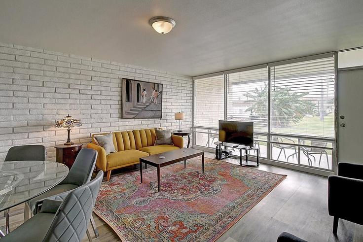 Building Eleventh Street - hometeam - 1023193 adresindeki bir dairede modern mobilyalarla zarif bir şekilde tasarlanmış oturma odası Port Aransas, Port Aransas Building Eleventh Street - hometeam - 1023193 adresindeki bir dairede modern mobilyalarla zarif bir şekilde tasarlanmış oturma odası Port Aransas, Port Aransas