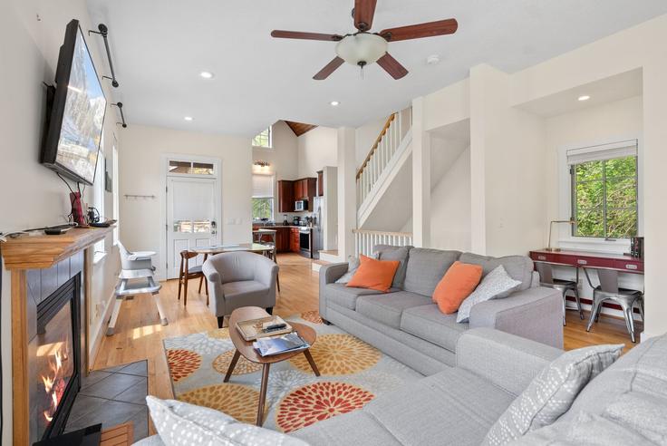 Salle de séjour élégante avec mobilier moderne dans un appartement à Building Breakaway Trail South - hometeam - 1023342 à Mars Hill, Mars Hill