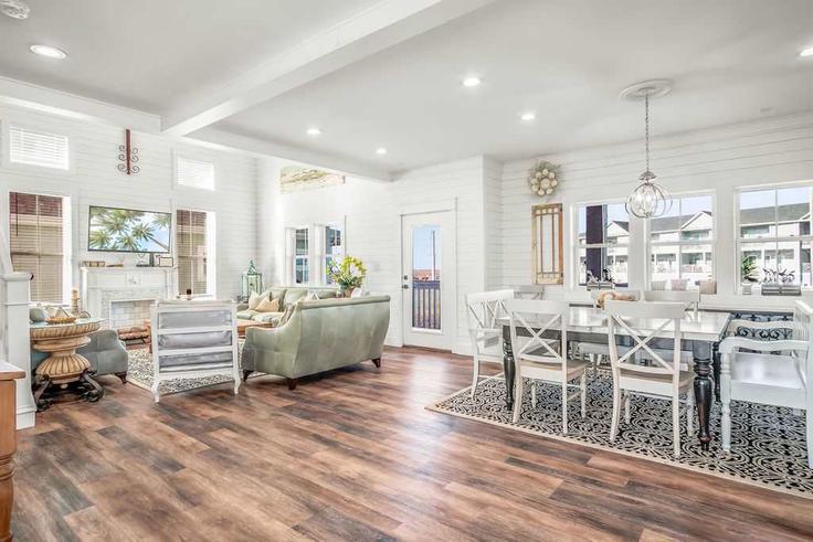 Elegante sala de estar con mobiliario moderno en un apartamento en Building Parkplace - hometeam - 1036727 en Port Aransas, Port Aransas