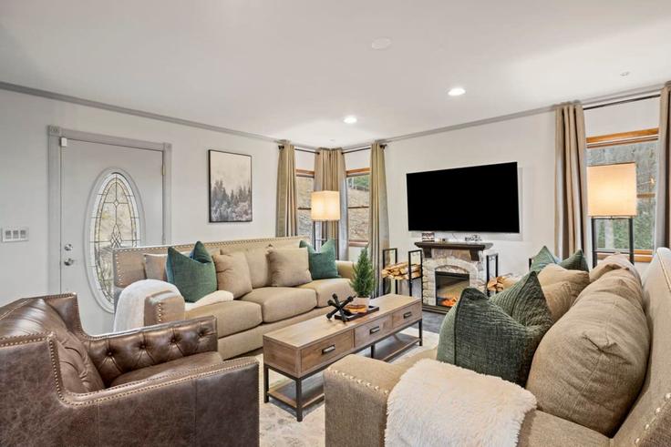 Elegante sala de estar con mobiliario moderno en un apartamento en Building Bishop Cove Road - hometeam - 1264826 - USA en Fairview, Fairview