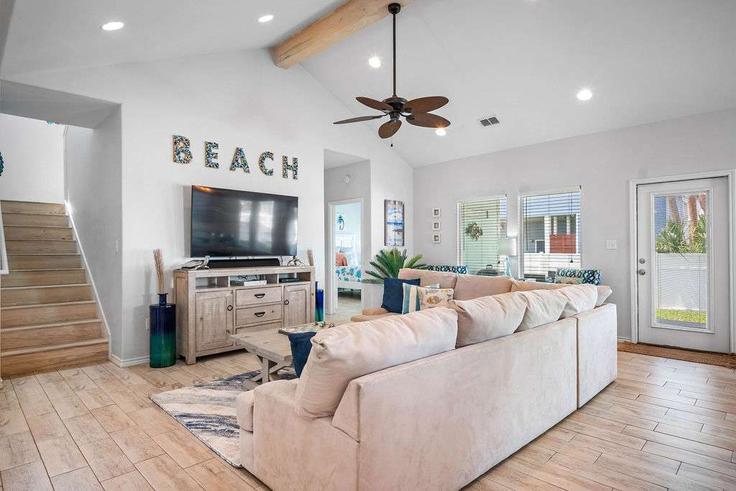 Building Royal Sands Boulevard - hometeam - 1023208 adresindeki bir dairede modern mobilyalarla zarif bir şekilde tasarlanmış oturma odası Port Aransas, Port Aransas Building Royal Sands Boulevard - hometeam - 1023208 adresindeki bir dairede modern mobilyalarla zarif bir şekilde tasarlanmış oturma odası Port Aransas, Port Aransas