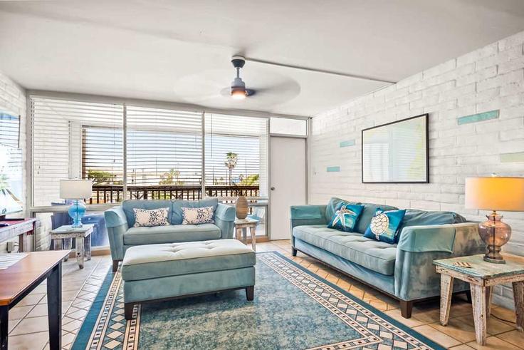 Building Eleventh Street - hometeam - 1023183 adresindeki bir dairede modern mobilyalarla zarif bir şekilde tasarlanmış oturma odası Port Aransas, Port Aransas Building Eleventh Street - hometeam - 1023183 adresindeki bir dairede modern mobilyalarla zarif bir şekilde tasarlanmış oturma odası Port Aransas, Port Aransas