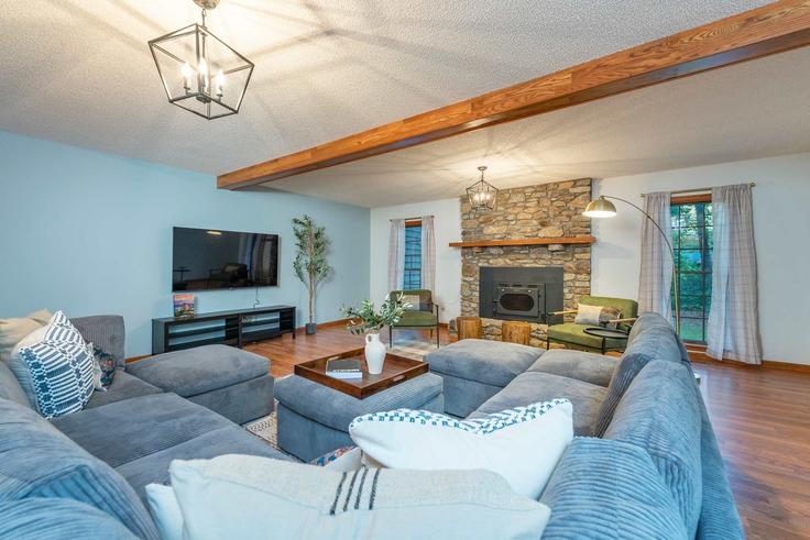 Elegant gestaltetes Wohnzimmer mit moderner Einrichtung in einer Wohnung im Building Little Forest Drive - hometeam - 1264829 - USA in Asheville, Asheville Elegant gestaltetes Wohnzimmer mit moderner Einrichtung in einer Wohnung im Building Little Forest Drive - hometeam - 1264829 - USA in Asheville, Asheville