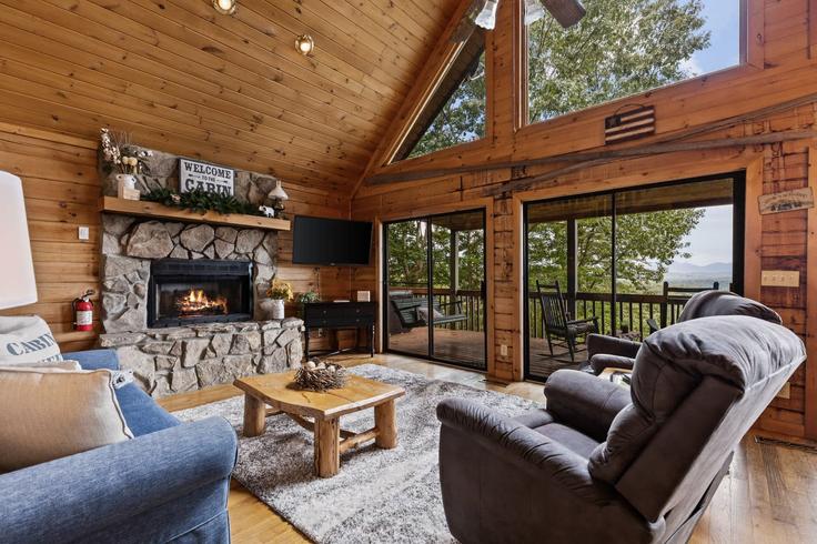 Morganton, Morganton에 위치한 Building Hummingbird Way - hometeam - 1282660 - ATL 유닛의 세련된 인테리어가 돋보이는 거실