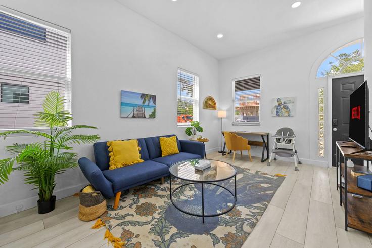 Salle de séjour élégante avec mobilier moderne dans un appartement à Building 6th Street - hometeam - 1287527 - TPA à Sarasota, Sarasota Salle de séjour élégante avec mobilier moderne dans un appartement à Building 6th Street - hometeam - 1287527 - TPA à Sarasota, Sarasota