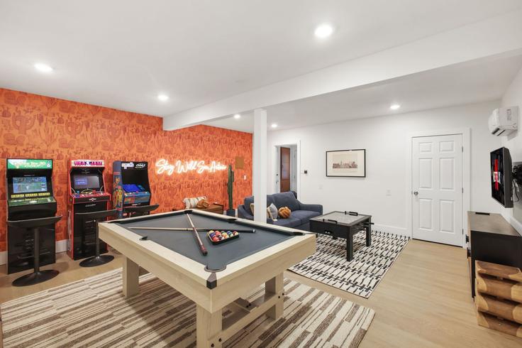 Building Madeleine Drive - hometeam - 1300716 - USA adresindeki bir dairede modern mobilyalarla zarif bir şekilde tasarlanmış oturma odası San Antonio, San Antonio Building Madeleine Drive - hometeam - 1300716 - USA adresindeki bir dairede modern mobilyalarla zarif bir şekilde tasarlanmış oturma odası San Antonio, San Antonio