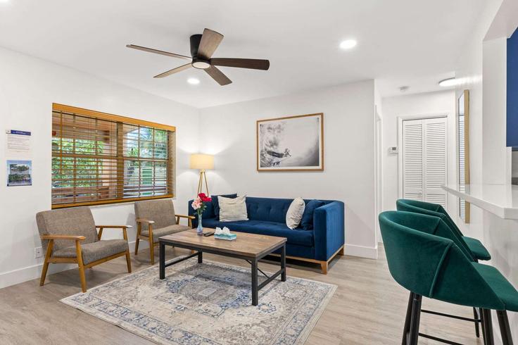 Building Northeast 5th Terrace - hometeam - 1346931 adresindeki bir dairede modern mobilyalarla zarif bir şekilde tasarlanmış oturma odası Fort Lauderdale, Fort Lauderdale Building Northeast 5th Terrace - hometeam - 1346931 adresindeki bir dairede modern mobilyalarla zarif bir şekilde tasarlanmış oturma odası Fort Lauderdale, Fort Lauderdale