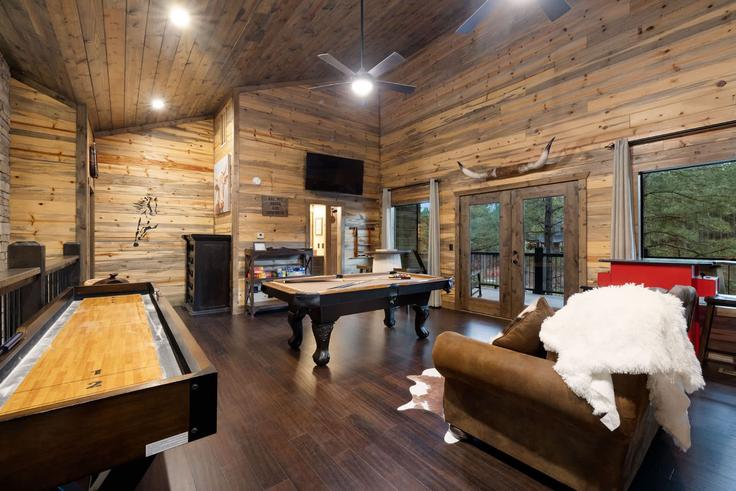 Elegante sala de estar con mobiliario moderno en un apartamento en Building Lost Creek Trail - hometeam - 1318702 en Hochatown, Hochatown