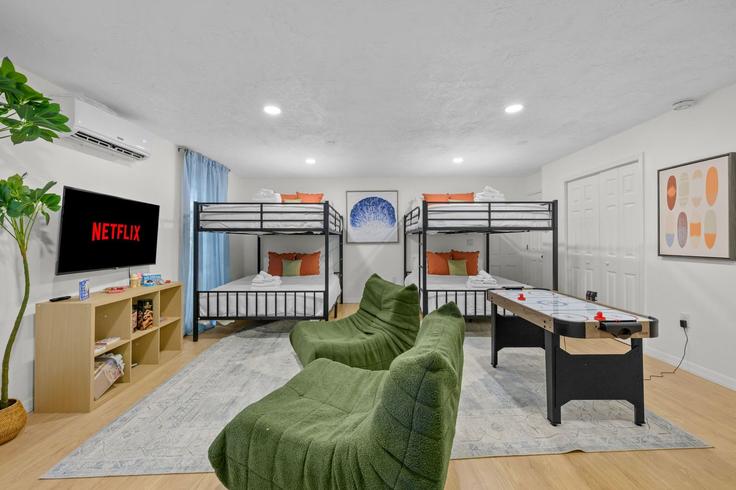 Elegante sala de estar con mobiliario moderno en un apartamento en Building 98th Avenue - hometeam - 1252917 - TPA en Seminole, Seminole