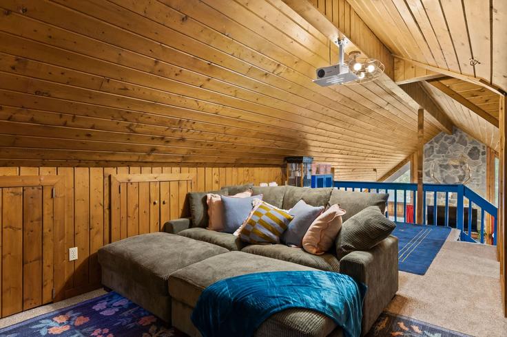 Salle de séjour élégante avec mobilier moderne dans un appartement à Building Bear Paw Trail - hometeam - 1320743 à Blue Ridge, Blue Ridge