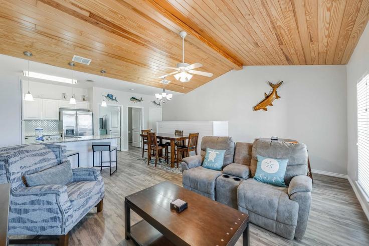 Elegant gestaltetes Wohnzimmer mit moderner Einrichtung in einer Wohnung im Building Eleventh Street - hometeam - 1325620 in Port Aransas, Port Aransas