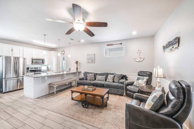 Port Aransas, Port Aransas에 위치한 Building South Station Street - hometeam - 1325621 아파트의 세련된 인테리어가 돋보이는 거실
