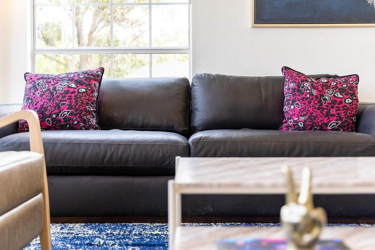 Building Feather Hill Road - hometeam - 1337485 adresindeki bir dairede modern mobilyalarla zarif bir şekilde tasarlanmış oturma odası Austin, Austin Building Feather Hill Road - hometeam - 1337485 adresindeki bir dairede modern mobilyalarla zarif bir şekilde tasarlanmış oturma odası Austin, Austin