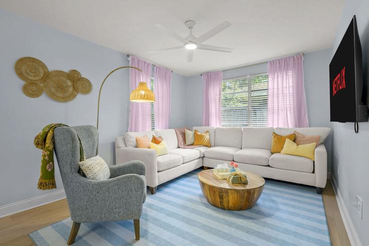 Sala de estar elegantemente projetada com móveis modernos em um apartamento no Building 31st Street West - hometeam - 1332405 em Bradenton, Bradenton