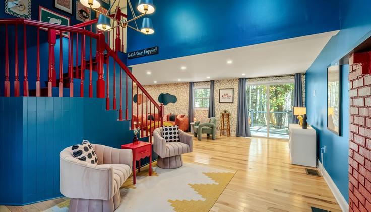 Elegante sala de estar con mobiliario moderno en un apartamento en Building Paxinos Drive - hometeam - 1339222 en Arrowhead Lake, Arrowhead Lake