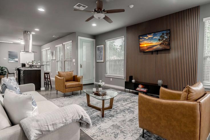 Austin AustinのBuilding Rosewood Avenue - hometeam - 1375253のアパートメントにある、モダンな家具を備えたエレガントなデザインのリビングルーム Austin AustinのBuilding Rosewood Avenue - hometeam - 1375253のアパートメントにある、モダンな家具を備えたエレガントなデザインのリビングルーム