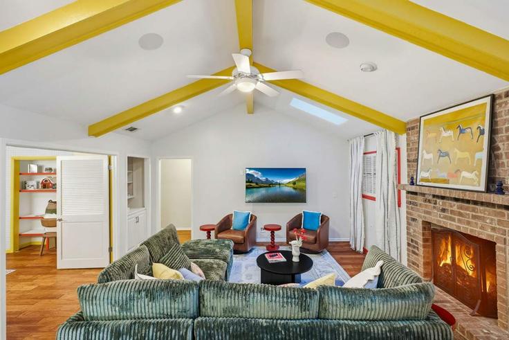 Salle de séjour élégante avec mobilier moderne dans un appartement à Building Twisted Wood Drive - hometeam - 1351726 à San Antonio, San Antonio