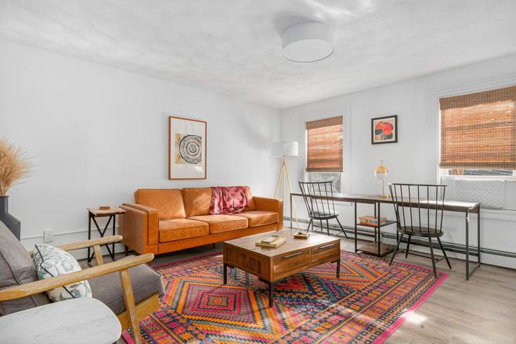 Building Main Street - hometeam - 1380013 adresindeki bir dairede modern mobilyalarla zarif bir şekilde tasarlanmış oturma odası Warren, Warren