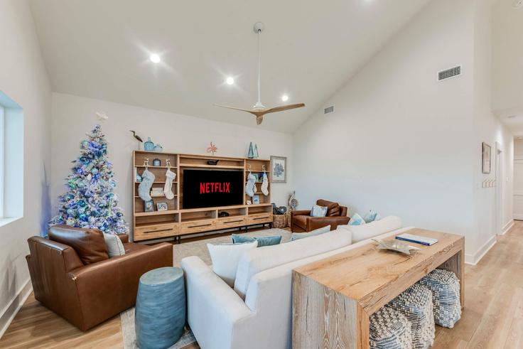 Sala de estar elegantemente projetada com móveis modernos em um apartamento no Building 6th Street - hometeam - 1369222 em Port Aransas, Port Aransas