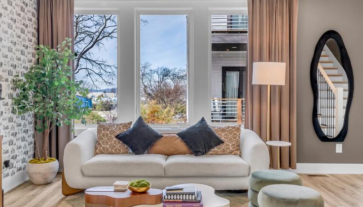 Salle de séjour élégante avec mobilier moderne dans un appartement à Building Baptist World Center Drive - hometeam - 1379448 à Nashville, Nashville Salle de séjour élégante avec mobilier moderne dans un appartement à Building Baptist World Center Drive - hometeam - 1379448 à Nashville, Nashville