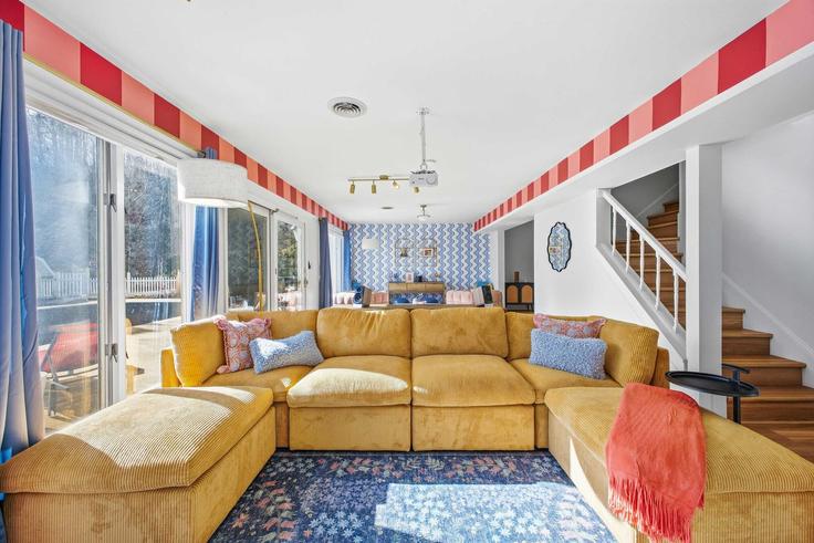Elegant gestaltetes Wohnzimmer mit moderner Einrichtung in einer Wohnung im Building Apple Tree Way - hometeam - 1382970 in Asheville, Asheville Elegant gestaltetes Wohnzimmer mit moderner Einrichtung in einer Wohnung im Building Apple Tree Way - hometeam - 1382970 in Asheville, Asheville
