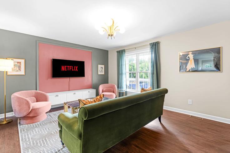 Sala de estar elegantemente projetada com móveis modernos em um apartamento no Building Hinton Street - hometeam - 1436138 em Raleigh, Raleigh