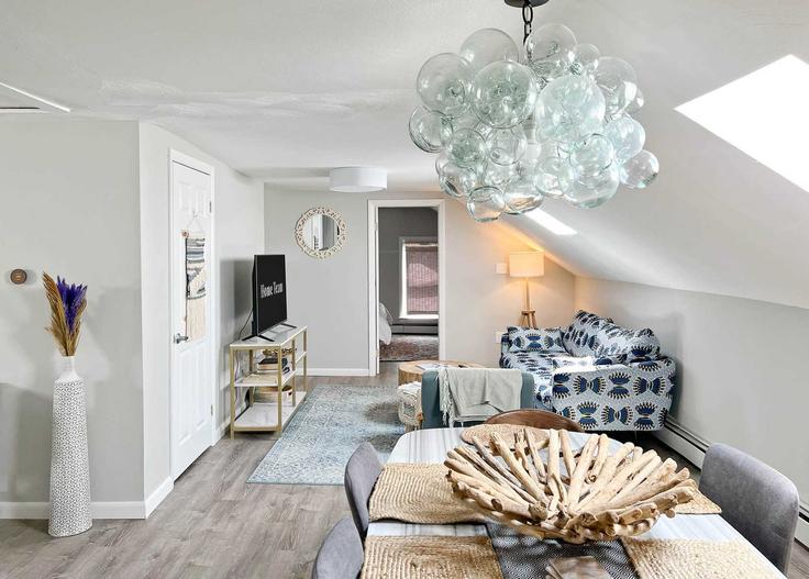 Building Main Street - hometeam - 1380017 adresindeki bir dairede modern mobilyalarla zarif bir şekilde tasarlanmış oturma odası Warren, Warren