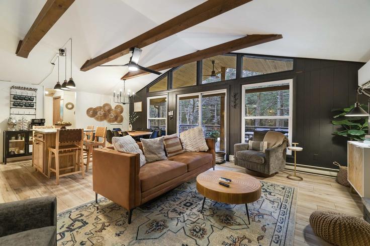 Building Ogontz Drive - hometeam - 1419378 adresindeki bir dairede modern mobilyalarla zarif bir şekilde tasarlanmış oturma odası Arrowhead Lake, Arrowhead Lake