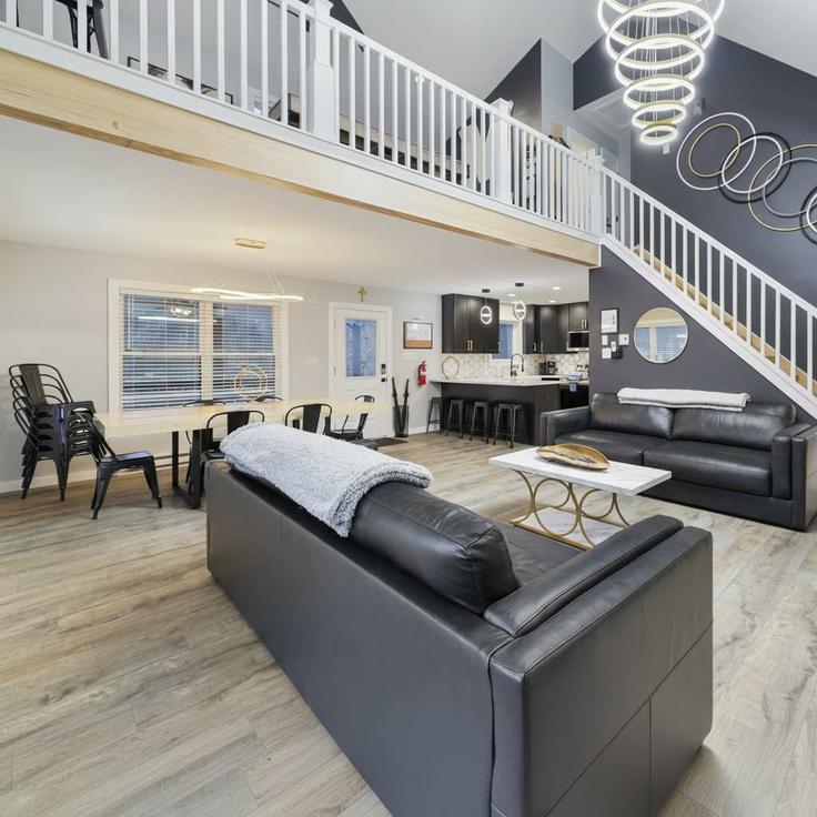 Elegante sala de estar con mobiliario moderno en un apartamento en Building Petrarch Trail - hometeam - 1399813 en Towamensing Trails, Towamensing Trails