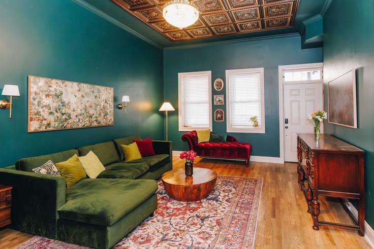 Sala de estar elegantemente projetada com móveis modernos em um apartamento no Building Walnut Street - hometeam - 1438535 em Cincinnati, Cincinnati