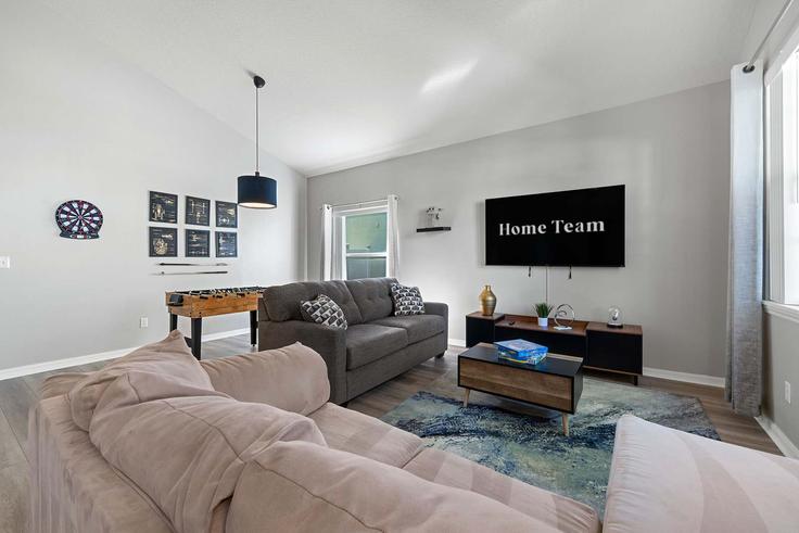 Building Scrub Jay Way - hometeam - 1407015 adresindeki bir dairede modern mobilyalarla zarif bir şekilde tasarlanmış oturma odası Davenport, Davenport Building Scrub Jay Way - hometeam - 1407015 adresindeki bir dairede modern mobilyalarla zarif bir şekilde tasarlanmış oturma odası Davenport, Davenport