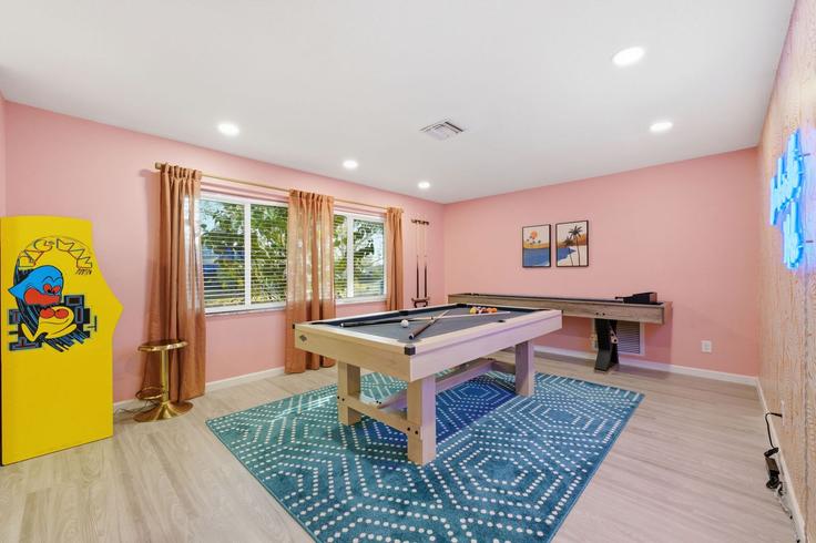 Building 91st Avenue North - hometeam - 1467041 adresindeki bir dairede modern mobilyalarla zarif bir şekilde tasarlanmış oturma odası Seminole, Seminole