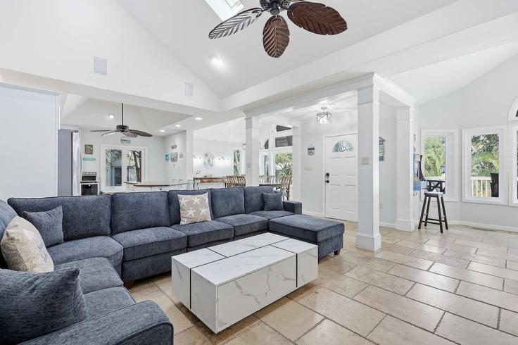 Hilton Head Island Hilton Head IslandのBuilding Ibis Street - hometeam - 1466129のアパートメントにある、モダンな家具を備えたエレガントなデザインのリビングルーム Hilton Head Island Hilton Head IslandのBuilding Ibis Street - hometeam - 1466129のアパートメントにある、モダンな家具を備えたエレガントなデザインのリビングルーム