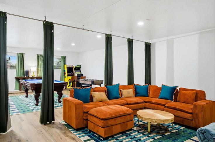 Scottsdale, Scottsdale에 위치한 Building Hayden Road - hometeam - 1490038 유닛의 세련된 인테리어가 돋보이는 거실 Scottsdale, Scottsdale에 위치한 Building Hayden Road - hometeam - 1490038 유닛의 세련된 인테리어가 돋보이는 거실