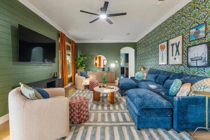 Salle de séjour élégante avec mobilier moderne dans un appartement à Building Trail Driver Street - hometeam - 1470097 à Austin, Austin