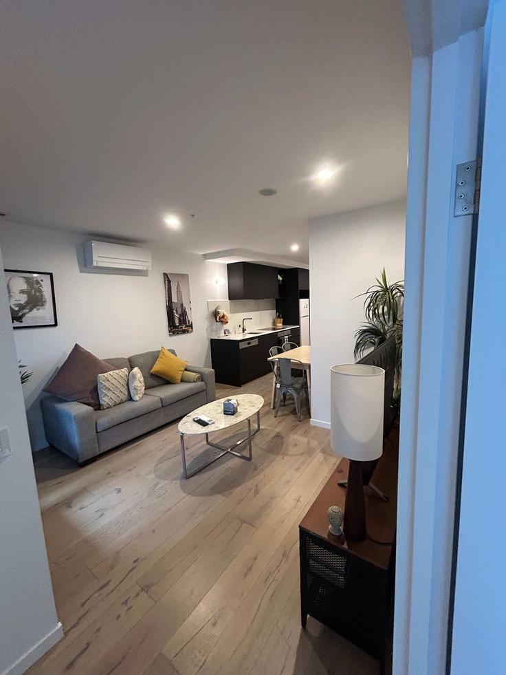 Sala de estar elegantemente projetada com móveis modernos em um apartamento no Building Cooyong Street - homevacay - 1627220 em Reid, Canberra Sala de estar elegantemente projetada com móveis modernos em um apartamento no Building Cooyong Street - homevacay - 1627220 em Reid, Canberra