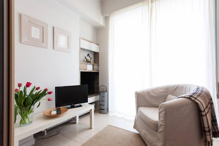 Elegante sala de estar con mobiliario moderno en un apartamento en Building Mavromichali - homz - 1020029 en Central Athens, Athens